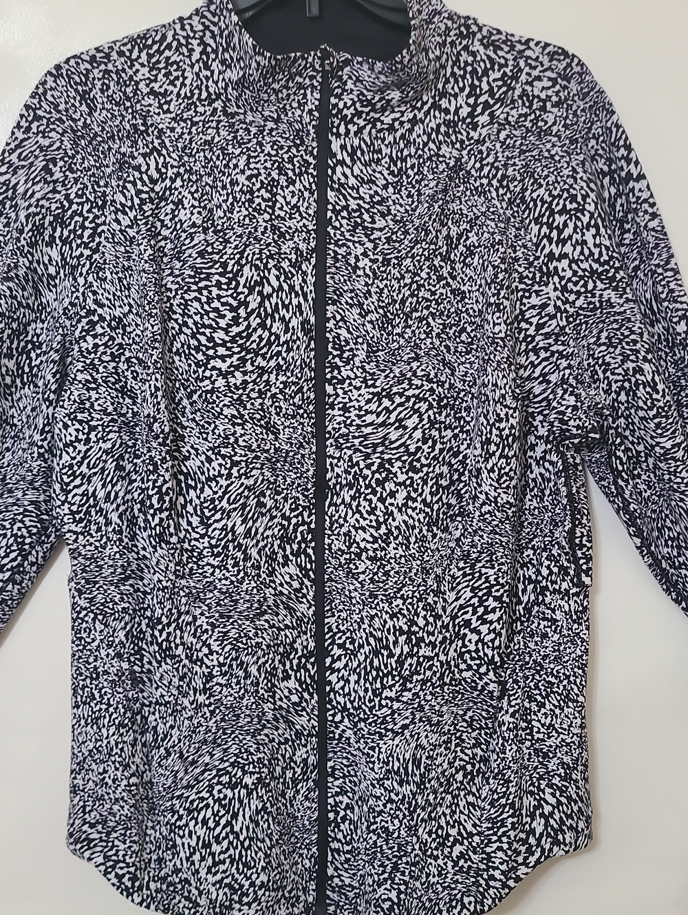 Lululemon Women's Black & White Patterned Full Zip Jacket CA 355801 - Size 18